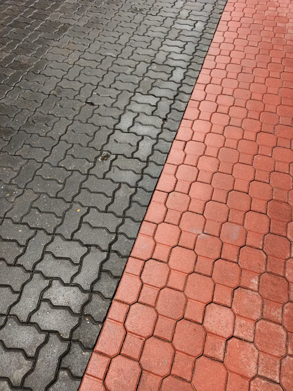 Kostka brukowa po myciu ciśnieniowym przez TurboMycie — wygląda jak nowa.